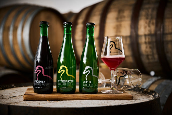 Phoenix Barrelaged Raspberry Sour, Tiergarten Barrelaged Golden Sour og Lepus Barrelaged Saison er tre fadlagrede sour beers fra Danmarks førende inden for sour beers, Ugly Duck Brewing Co. De kan købes hos BrewerBox.dk