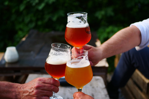 Tre venner skåler med kolde specialøl fra Ugly Duck Brewing Co. Du kan købe alle Ugly Ducks øl hos BrewerBox.dk