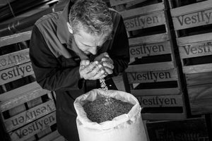 Christoph Behnke er en internationalt anerkendt brygmester hos A/S Bryggeriet Vestfyen. Her ses han dufte til noget malt.
