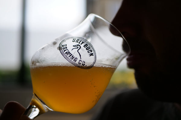 Mand drikker en øl fra Ugly Duck Brewing Co. Specialøl der sælges hos BrewerBox.dk