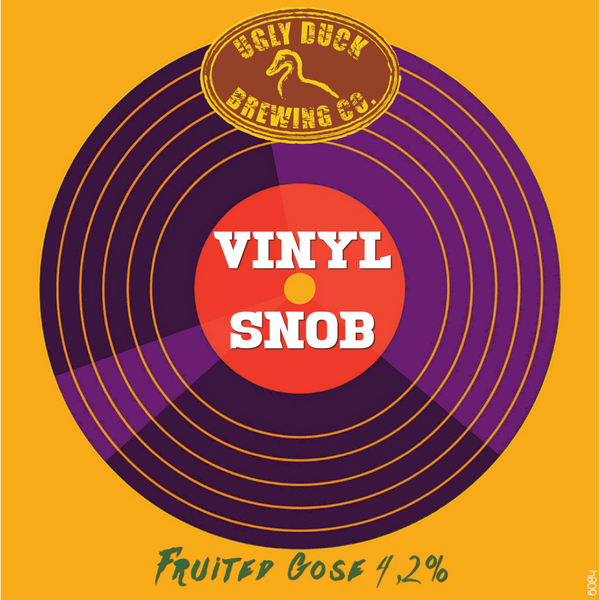Frontetiket på Vinyl Snob fra Ugly Duck Brewing Co. En unik "fruited gose", der engang var en kettle sour, men siden er fermenteret med passionsfrugt og en smule havsalt, der giver en juicy, tør og forfriskende øl.